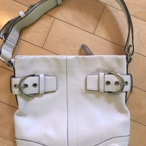 Coach bag, off white color leather, excellent condition, adjustable strap
